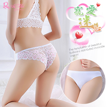 寵愛迷戀！無痕蕾絲花瓣拼接冰絲三角褲﹝白﹞